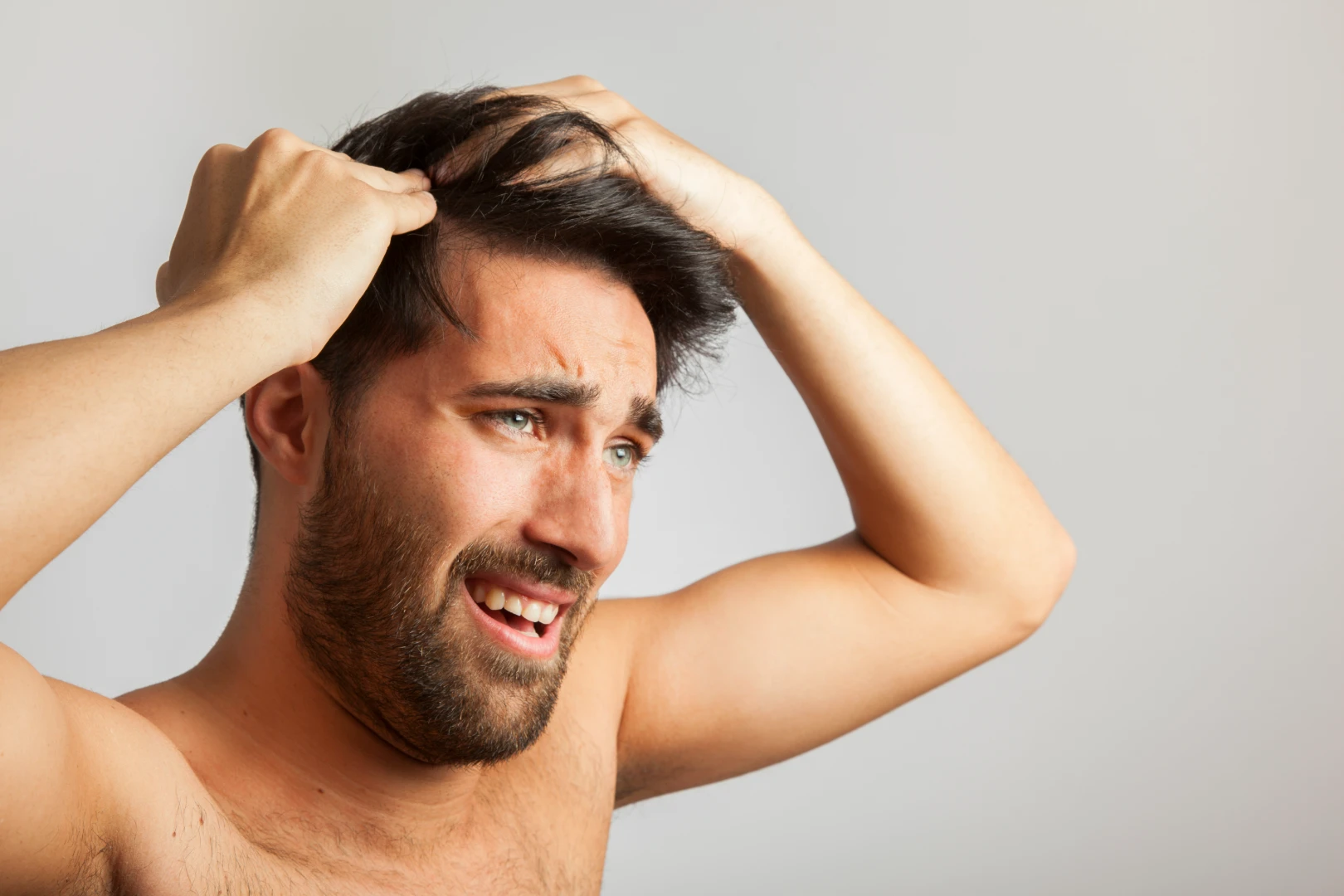 Como evitar a queda de cabelo masculina: hábitos que ajudam a manter os fios mais fortes